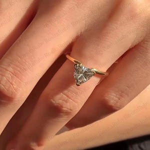 Pierścionek zaręczynowy z diamentem Moissanite o szlifie biliona | Minimalistyczny pierścionek z litego złota 10K z trzema zębami, do codziennego noszenia | Prezent na rocznicę dla niej