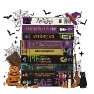 Puede incluir: Una pila de cintas VHS con temática de Halloween, incluyendo "Hocus Pocus" y "Beetlejuice." La imagen presenta un sombrero de bruja, murciélagos, telarañas, calabazas, un gato negro y caramelos de maíz, creando un ambiente festivo y espeluznante.