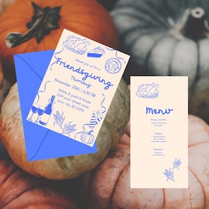 Könnte beinhalten: Eine Friendsgiving-Einladung und Speisekarte mit blauen Illustrationen auf cremefarbenem Hintergrund. Die Einladung enthält den Text "Friendsgiving Thursday November 20th 6:30 PM" und eine Speisekarte. Kürbisse sind im Hintergrund.