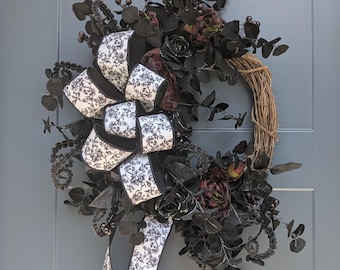 Ghirlanda floreale nera con fiocco damascato / Ghirlanda gotica per porta d'ingresso / Ghirlanda di rose nere ed eucalipto / Decorazione autunnale suggestiva / Elegante ghirlanda per la porta adatta a tutte le stagioni