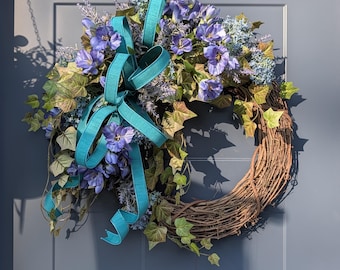 Ghirlanda di tralci di vite viola con fiori, ghirlanda per la porta d'ingresso, decorazione estiva per la porta, ghirlanda con fiocco lavanda e verde acqua, ghirlanda in stile rustico per tutti i giorni