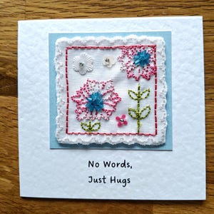 Pas de mots, juste des câlins... Une carte faite main avec un motif floral.