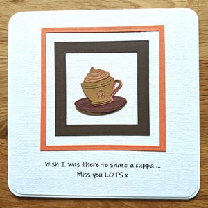 Maßgeschneiderte, handgefertigte Karte mit italienischem gemahlenem Kaffee: Sentiment lautet "Wish I was there to teil a cuppa ... Miss you LOTS x."