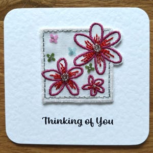 Je pense à vous... Une carte faite main avec un motif floral brodé.