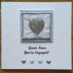Carte de fiançailles faite main avec motif coeur en perles.