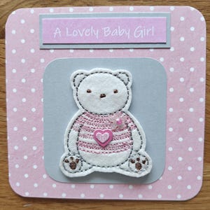 Handgemaakte kaart voor een babymeisje, met geborduurd teddymotief.
