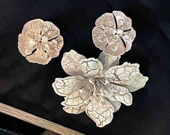 Vintage White and Gold tone Floral Brooch Pin & Earring Set Summer Costume Jewelry Original Box Appears Unworn MCM Mother's Day Gift
