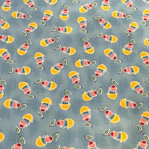 Peut inclure: Tissu bleu avec un motif répété de desserts stylisés et de cerises. Les desserts sont jaunes, roses et bleus, surmontés d'une cerise. Parfait pour l'artisanat, ce tissu a un design charmant et ludique.