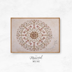 Könnte beinhalten: Gerahmter Druck mit einem floralen Mandala-Design in Rosa, Beige und Gold. Das Kunstwerk ist auf einem hellbeigen Hintergrund zentriert und in einem Holzrahmen eingefasst. Der Text "The Memorial MUSE" befindet sich unten.