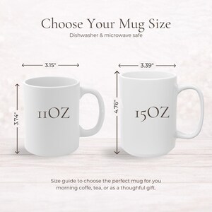 K&ouml;nnte beinhalten: Zwei wei&szlig;e Keramikbecher in verschiedenen Gr&ouml;&szlig;en werden mit Zentimeter-Ma&szlig;en dargestellt. Der 11oz-Becher ist 9,5 cm hoch und 8 cm breit. Der 15oz-Becher ist 12,1 cm hoch und 8,6 cm breit. Text: "W&auml;hlen Sie Ihre Bechergr&ouml;&szlig;e" und "Sp&uuml;lmaschinen- und mikrowellengeeignet".
