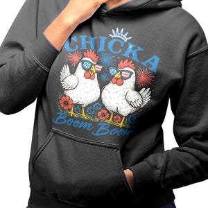 Chicka Boom Boom PNG, Humor del 4 de julio, Granja retro, Rojo, Blanco y Azul, PNG, Pollo patriótico divertido, PNG, 4 de julio divertido, PNG de fiesta en EE. UU.