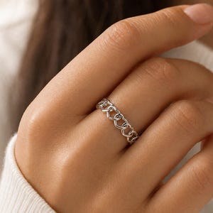 Anillo de plata de ley con corazones entrelazados: delicado anillo de amor, anillo de promesa apilable, anillo minimalista para el día a día, regalo para ella.