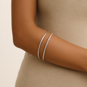 Set di 2 bracciali rigidi in argento sterling - lisci e intrecciati calibro 12, bracciali rigidi minimalisti - Gioielli da polso - Twist