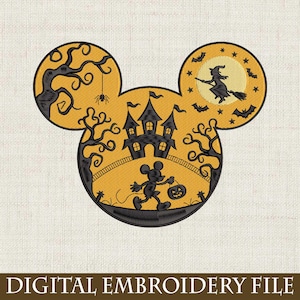 Op de afbeelding: Een digitaal borduurbestand met Halloween-thema in de vorm van een Mickey Mouse-hoofd. Het ontwerp bevat een spookhuis, een heks op een bezem, vleermuizen, bomen en Mickey Mouse met een pompoen. De tekst "DIGITAL EMBROIDERY FILE" staat onderaan.