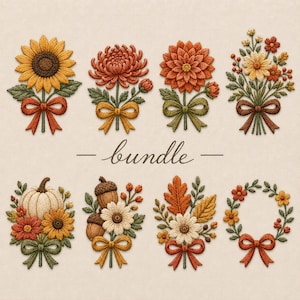 Könnte beinhalten: Ein Stickerei-Design-Set mit acht herbstlichen Motiven, darunter Sonnenblumen, Chrysanthemen, Dahlien, Wildblumen, ein Kürbis, Eicheln und Laub, jeweils mit einer Schleife gebunden. Das Wort bundle steht mittig in kursiver Schrift.