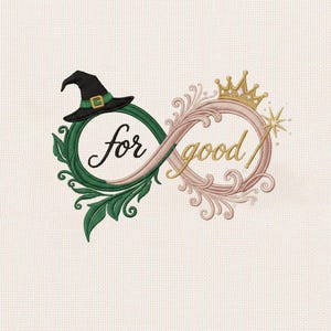 Puede incluir: Diseño bordado con un símbolo de infinito y las palabras "for good". El lado izquierdo tiene un círculo verde con un sombrero de bruja negro y hojas verdes. El lado derecho tiene un círculo rosa con una corona dorada y una estrella.