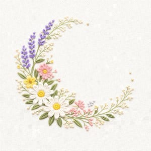 Könnte beinhalten: Gesticktes Halbmond-Design mit einer Auswahl an Blumen in Weiß, Gelb, Rosa und Lila. Die floralen Arrangements umfassen Gänseblümchen, Lavendel und andere zarte Blüten, vor einem weißen Stoffhintergrund.