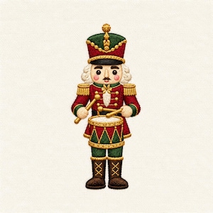 Può includere: Una figura di schiaccianoci ricamata che indossa un'uniforme rossa e verde con accenti dorati, un cappello alto e capelli bianchi. La figura tiene due bacchette ed è posizionata dietro un piccolo tamburo, con cuciture dettagliate in rosso, verde e oro.
