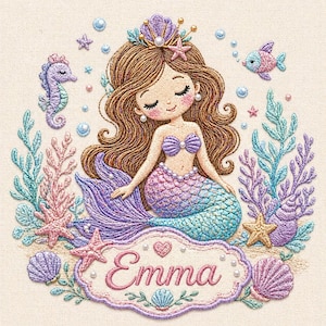 Op de afbeelding: Geborduurd zeemeerminontwerp met een kroon, zeesterren en een zeepaardje. De zeemeermin heeft lang bruin haar, een paarse schelpen top en een blauwe en paarse staart. De naam "Emma" is geborduurd op een banner.