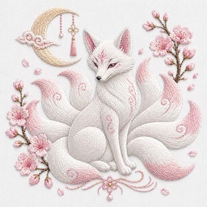 Peut inclure: Image brodée d'un renard blanc à neuf queues, orné de détails roses et floraux. Un croissant de lune et des fleurs de cerisier encadrent le renard, créant un design fantaisiste et élégant. L'œuvre présente des coutures complexes et une palette de couleurs douces.