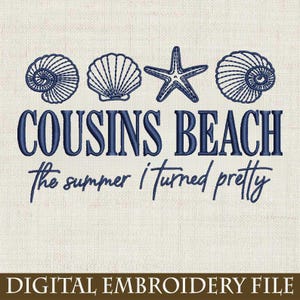 Peut inclure: Un fichier de broderie numérique avec des motifs de coquillages et d'étoiles de mer bleu marine au-dessus du texte "COUSINS BEACH" et "the summer I turned pretty". La phrase est en écriture cursive. Le texte "DIGITAL EMBROIDERY FILE" est en bas.