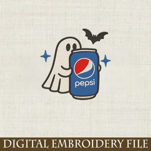 Puede incluir: Diseño bordado de un fantasma amistoso sosteniendo una lata azul de Pepsi con un logotipo rojo y blanco. Un murciélago negro y dos estrellas azules completan el diseño temático de Halloween. El texto "DIGITAL EMBROIDERY FILE" está en la parte inferior.