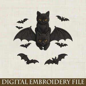 Puede incluir: Diseño de bordado de gato negro con ojos amarillos, posado sobre alas de murciélago, rodeado de murciélagos. El diseño es un archivo de bordado digital. La imagen está sobre un fondo beige claro.