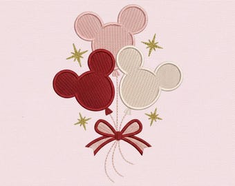 Puede incluir: Diseño bordado de tres globos con forma de cabeza de Mickey Mouse en colores rosa, rojo y crema, atados con un lazo rojo. Acentos de estrellas doradas y cuerdas blancas completan el diseño sobre un fondo rosa.