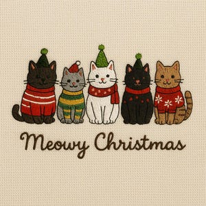 Può includere: Design ricamato con cinque gatti che indossano maglioni e cappelli natalizi. I gatti sono neri, grigi, bianchi e marroni, con dettagli rossi e verdi. Il testo "Meowy Christmas" è sotto.