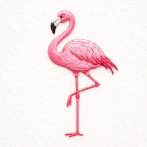 Pode incluir: Bordado de um flamingo rosa sobre fundo branco. O flamingo é retratado em perfil, sobre uma perna, com a cabeça graciosamente curvada. As penas são detalhadas em tons de rosa, com bico preto e olho amarelo.