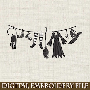 Peut inclure: Motif brodé noir sur le thème d'Halloween, avec un chat, des chaussures, des chaussettes rayées, un balai, une robe, une araignée et un chapeau de sorcière suspendus à une corde à linge. Le texte "DIGITAL EMBROIDERY FILE" est en bas.