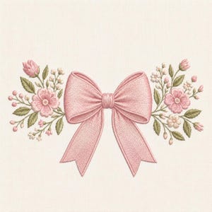Pode incluir: Um design de bordado apresentando um laço rosa claro central ladeado por dois arranjos florais simétricos. As flores incluem botões cor-de-rosa, pequenas flores brancas e folhas verdes, bordadas com detalhes sobre um tecido creme.