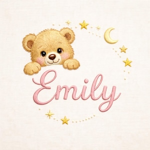 Può includere: Design ricamato con un orsacchiotto marrone chiaro con naso e guance rosa, che sbircia sopra il nome "Emily" in corsivo rosa. Una luna crescente e stelle dorate circondano il nome, creando un design stravagante a tema nursery.