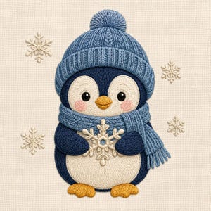 Op de afbeelding: Een geborduurde patch van een pinguïn met een blauwe gebreide muts met pompon en een bijpassende blauwe sjaal. De pinguïn heeft een witte buik, donkerblauwe vleugels en gele voeten en snavel. Hij houdt een witte sneeuwvlok vast met kleine vlokken.