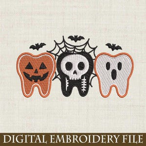 Könnte beinhalten: Gesticktes Halloween-Design mit drei Zähnen: ein Kürbis, ein Totenkopf und ein Geist. Fledermäuse und ein Spinnennetz befinden sich über den Zähnen. Der Text "DIGITAL EMBROIDERY FILE" steht unten.