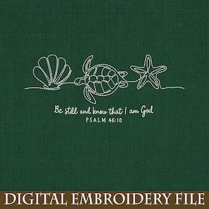 Könnte beinhalten: Digitale Stickdatei mit einem weißen Muschel-, Meeresschildkröten- und Seestern-Design auf einem dunkelgrünen Hintergrund. Der Text "Be still and know that I am God" und "Psalm 46:10" sind enthalten. Die Worte "DIGITAL EMBROIDERY FILE" stehen unten.
