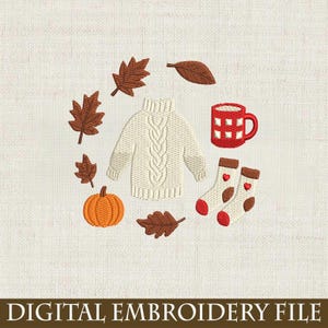 Può includere: Un disegno ricamato con un maglione a trecce color crema, una zucca arancione, foglie marroni, una tazza rossa e calzini con cuori. Le parole "DIGITAL EMBROIDERY FILE" sono in basso.