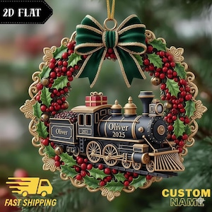 Pode incluir: Um enfeite de Natal com um comboio preto e dourado com o nome "Oliver" e o ano "2025". O comboio é rodeado por uma grinalda de azevinho e bagas vermelhas, encimada por um laço verde.
