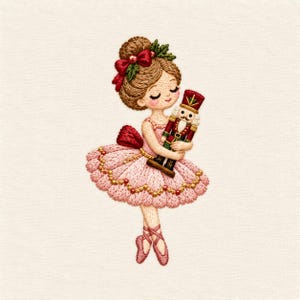Può includere: Un ricamo raffigurante una ballerina con capelli castani raccolti in uno chignon, che indossa un tutù rosa e scarpette da danza, mentre tiene in mano una piccola figura di schiaccianoci. Ha un fiocco rosso e il tutù è decorato con perline dorate.