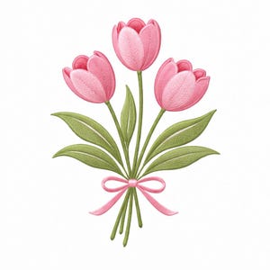 Op de afbeelding: Een geborduurd ontwerp van drie roze tulpen met groene bladeren en stelen, vastgebonden met een roze lint. Het bloemstuk staat tegen een witte achtergrond en biedt een delicate uitstraling.