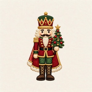 Puede incluir: Un bordado de un cascanueces con una corona verde y dorada, una chaqueta roja con ribetes dorados y una capa roja con forro de piel blanca. La figura sostiene un pequeño árbol de Navidad verde decorado con adornos rojos y una estrella dorada.