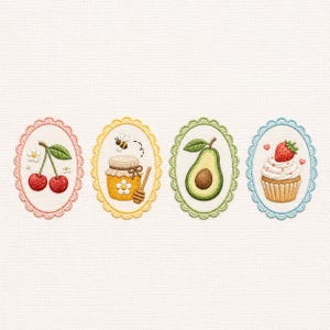 Puede incluir: Cuatro parches ovalados bordados con alimentos. Los parches incluyen cerezas, un tarro de miel con una abeja, un aguacate y una magdalena con una fresa. Cada parche tiene un borde festoneado en diferentes colores.