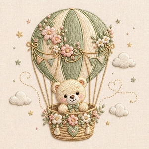 Puede incluir: Imagen bordada de un oso de peluche en un globo aerostático. El globo es verde y crema con detalles florales. El oso está en una cesta tejida con flores. El fondo es beige claro con estrellas y nubes bordadas.
