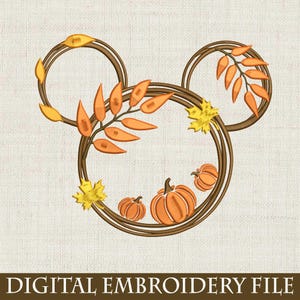 Puede incluir: Un diseño de bordado con forma de cabeza de Mickey Mouse hecho de vides marrones, decorado con calabazas naranjas, hojas y hojas de arce amarillas. El texto "DIGITAL EMBROIDERY FILE" está en la parte inferior.