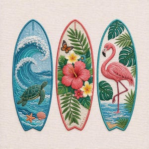 Puede incluir: Tres tablas de surf bordadas con diseños tropicales. Una presenta una ola y una tortuga marina, otra un hibisco y una mariposa, y la última un flamenco. Cada tabla tiene un borde de color diferente y costuras detalladas.