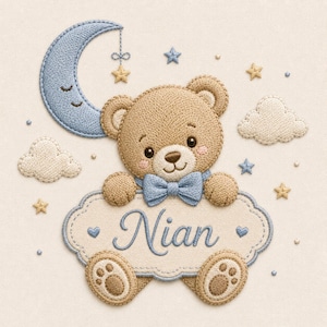 Può includere: Design ricamato con un orsetto con papillon blu, che tiene un cartello con il nome "Nian". Il design include una luna a mezzaluna blu, stelle e nuvole, su sfondo color crema.