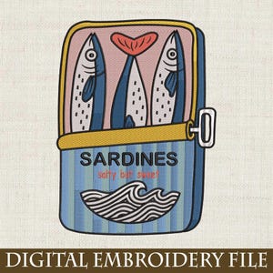 Puede incluir: Archivo de bordado digital con una ilustración de una lata de sardinas. La lata azul con rayas verticales contiene tres sardinas con detalles azules y blancos. El texto "SARDINES salty but sweet" se muestra en la lata.