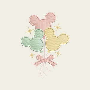 Könnte beinhalten: Gesticktes Design mit drei Mickey-Mouse-Kopf-Ballons in Pastellrosa, Mintgrün und Gelb, gebunden mit einer rosa Schleife. Goldene Sternen-Akzente sind um die Ballons herum verstreut, alles auf cremefarbenem Hintergrund.