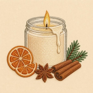 Peut inclure: Une broderie représentant une bougie allumée dans un pot en verre avec de la cire qui coule sur le côté. La bougie est entourée de deux tranches d'orange, d'une badiane, de deux bâtons de cannelle et d'un petit brin de pin vert.