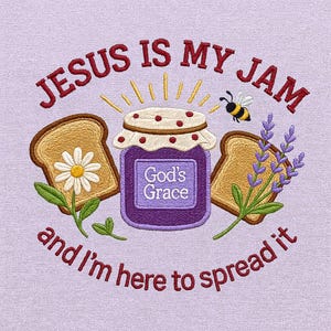 Może przedstawiać: Haftowany wzór na lawendowym tle z napisem "JESUS IS MY JAM and I'm here to spread it." Projekt zawiera słoik dżemu, kromki tostów, pszczołę i kwiaty.